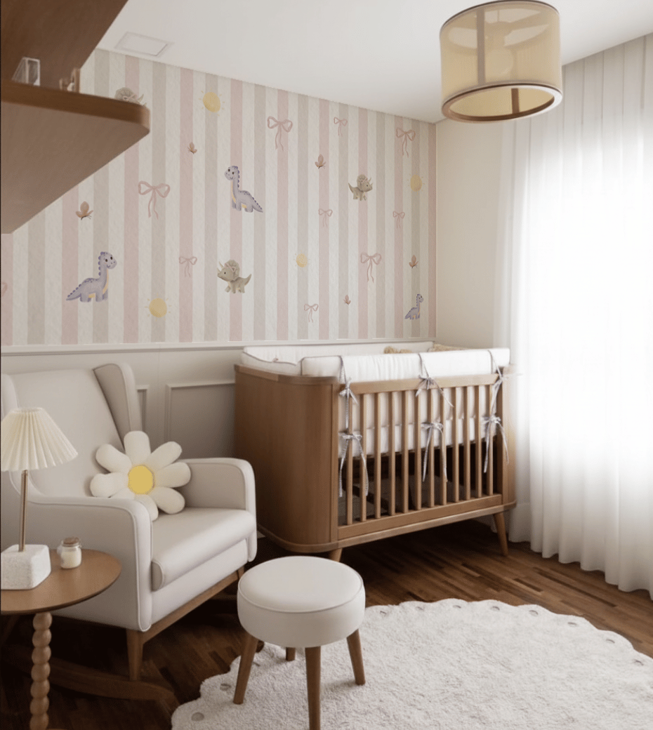 Papel de parede infantil com dinossauros, laços e borboletas em tons rosé e off-white. Arte feita à mão, exclusiva da CaBitt Artes.