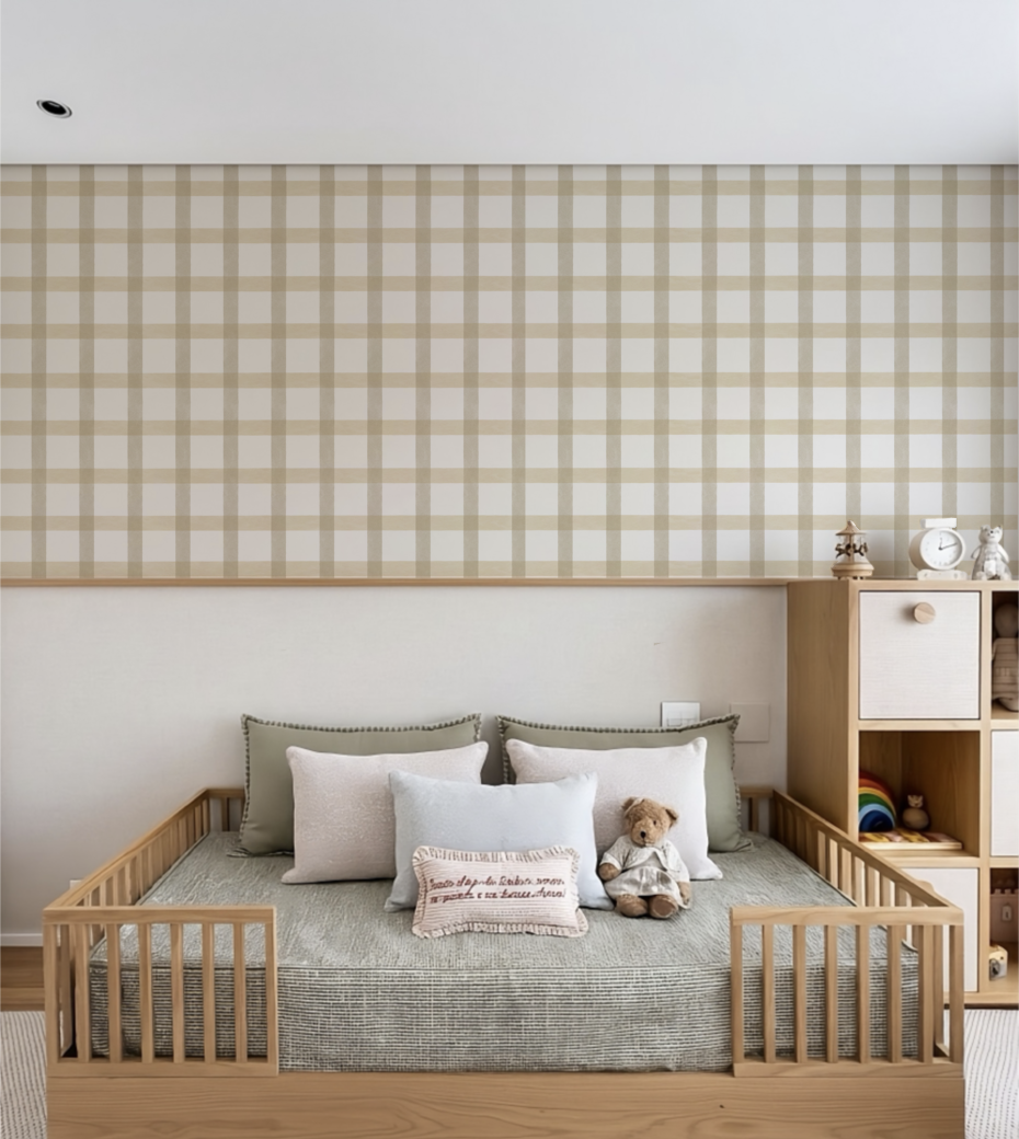 Quarto infantil com papel de parede aquarelado vichy marrom em tons suaves, criando um ambiente acolhedor e organizado.